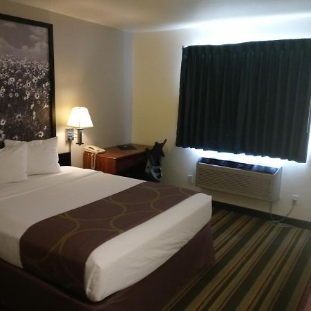Super 8 By Wyndham Windsor Hotel Buitenkant foto