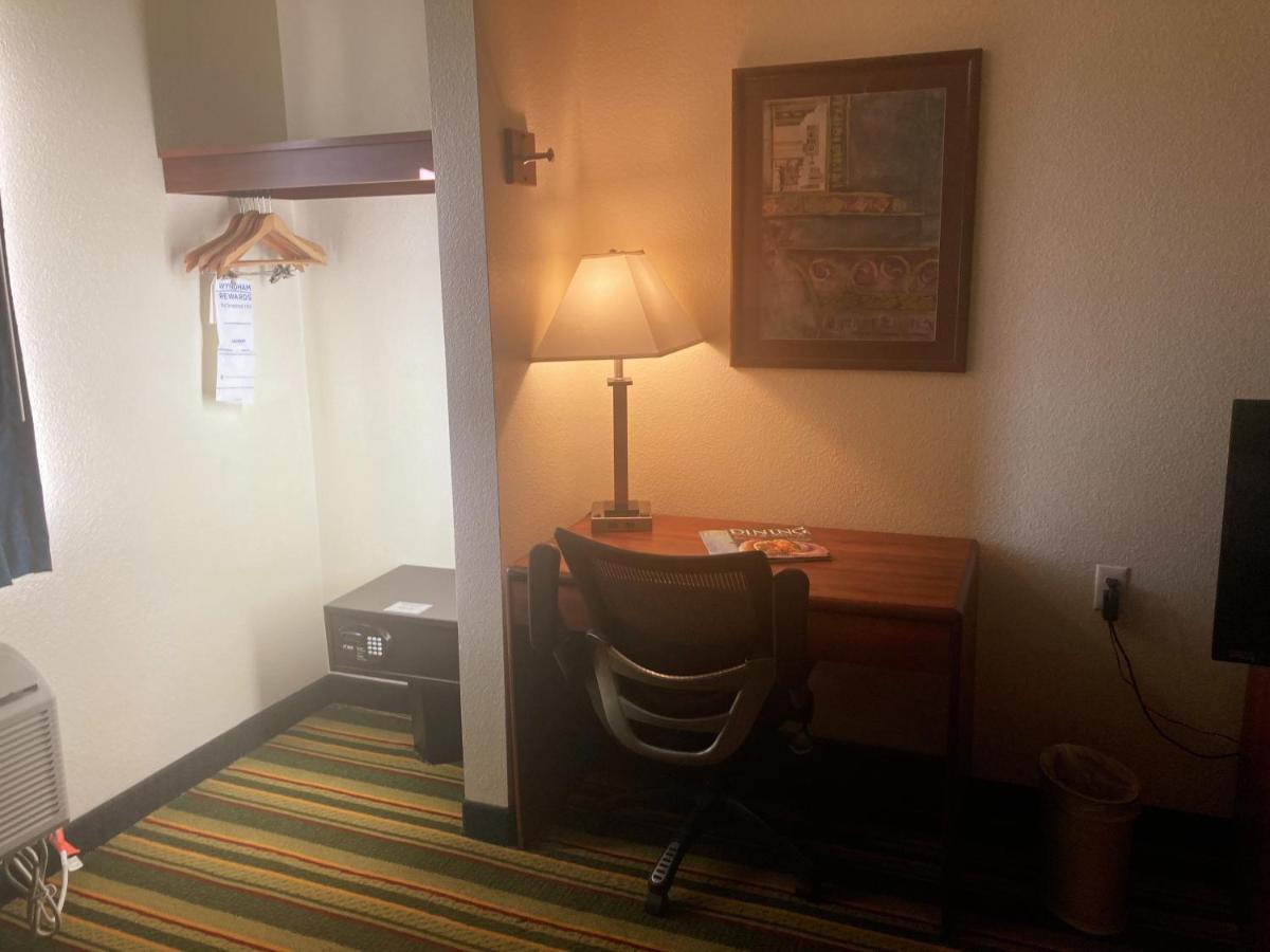 Super 8 By Wyndham Windsor Hotel Buitenkant foto