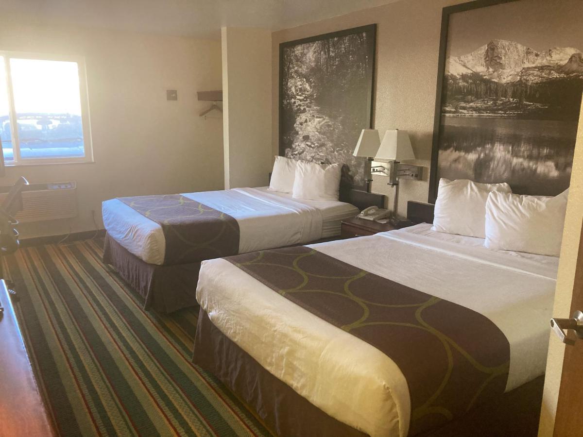 Super 8 By Wyndham Windsor Hotel Buitenkant foto