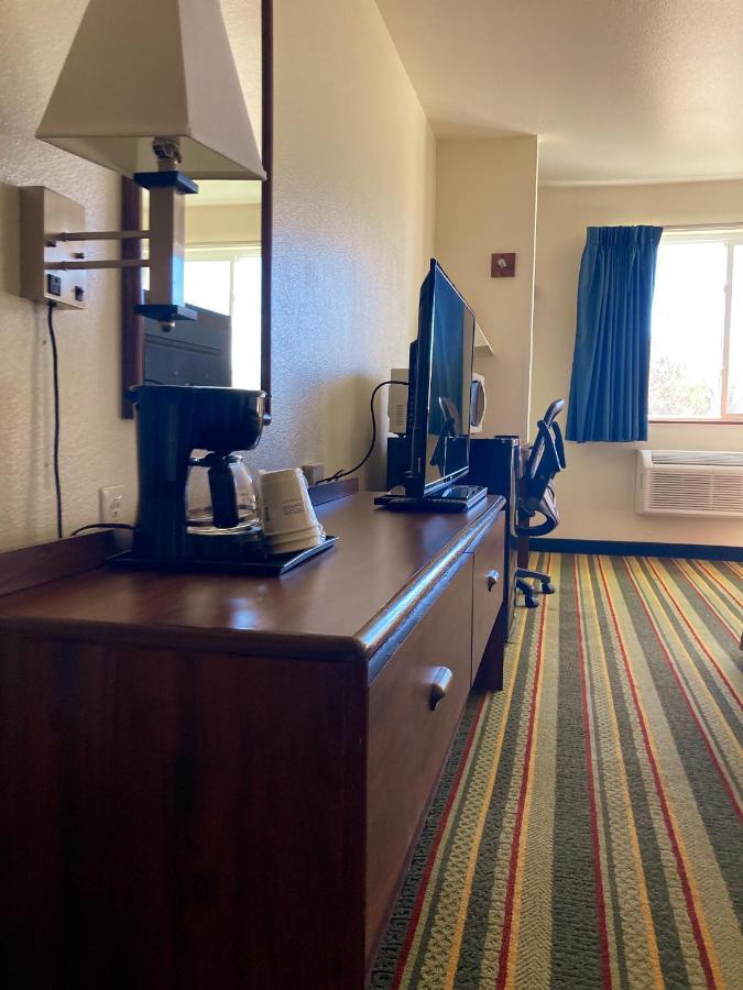 Super 8 By Wyndham Windsor Hotel Buitenkant foto