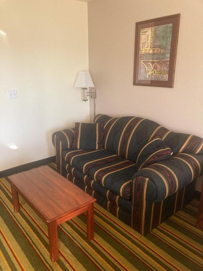 Super 8 By Wyndham Windsor Hotel Buitenkant foto