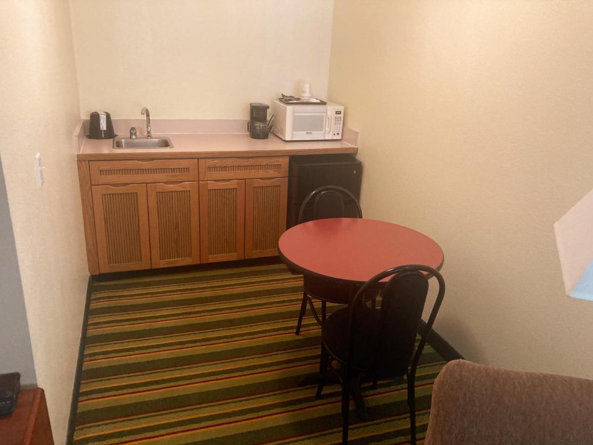 Super 8 By Wyndham Windsor Hotel Buitenkant foto