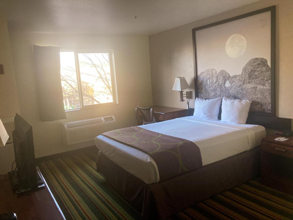 Super 8 By Wyndham Windsor Hotel Buitenkant foto