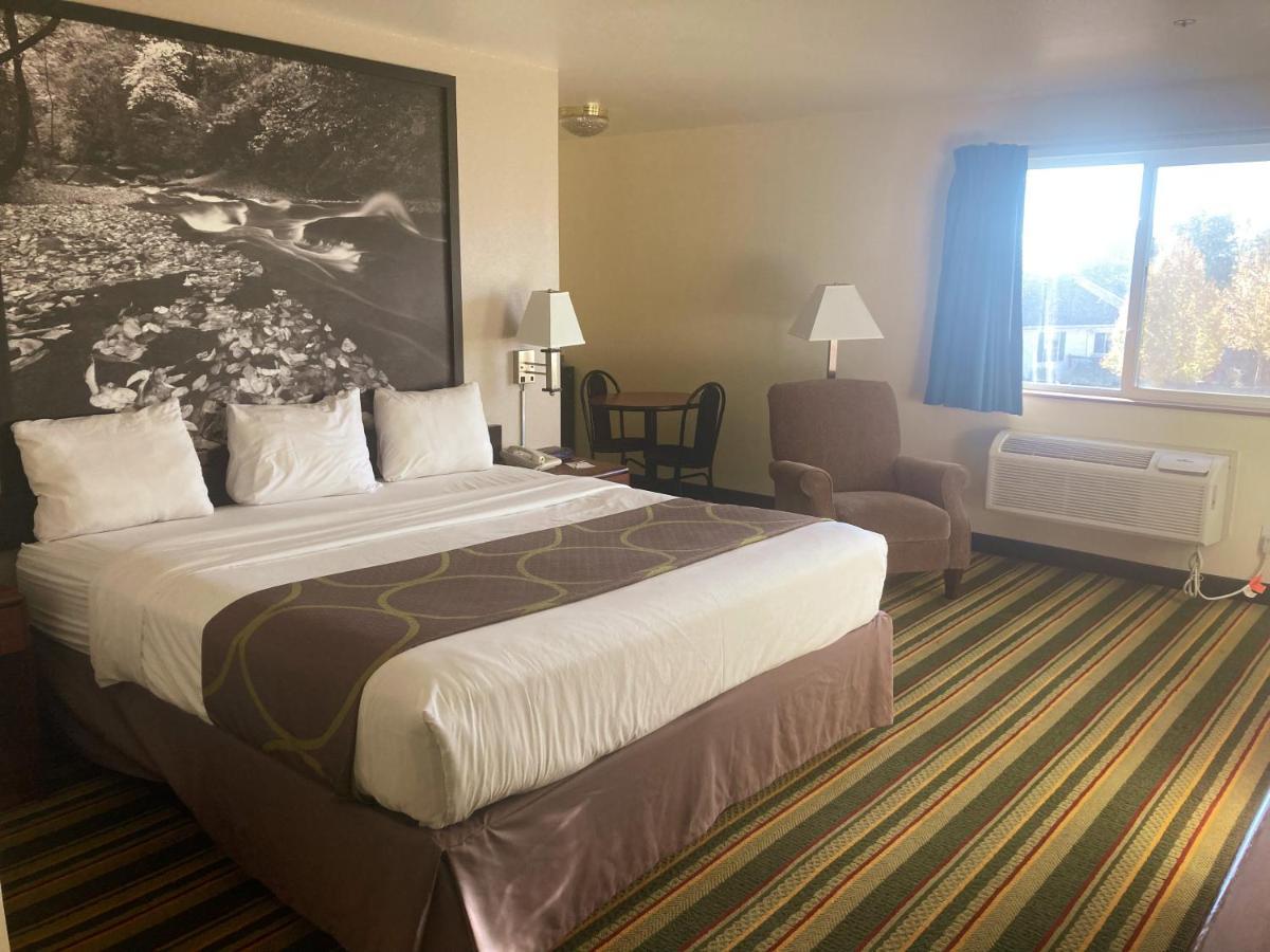 Super 8 By Wyndham Windsor Hotel Buitenkant foto