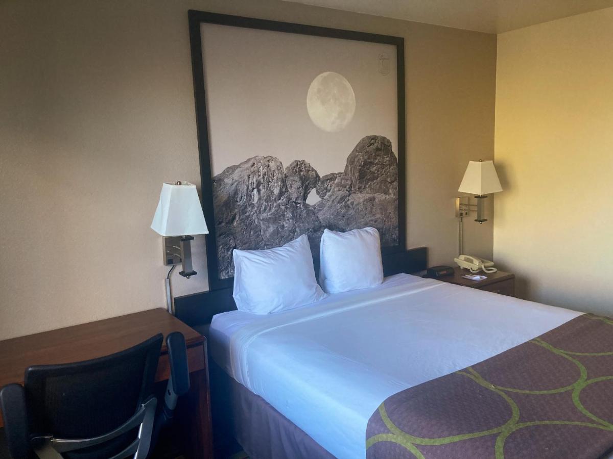 Super 8 By Wyndham Windsor Hotel Buitenkant foto