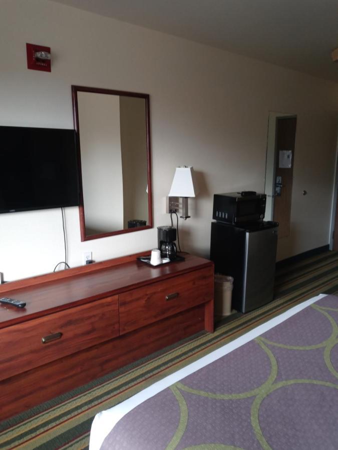 Super 8 By Wyndham Windsor Hotel Buitenkant foto