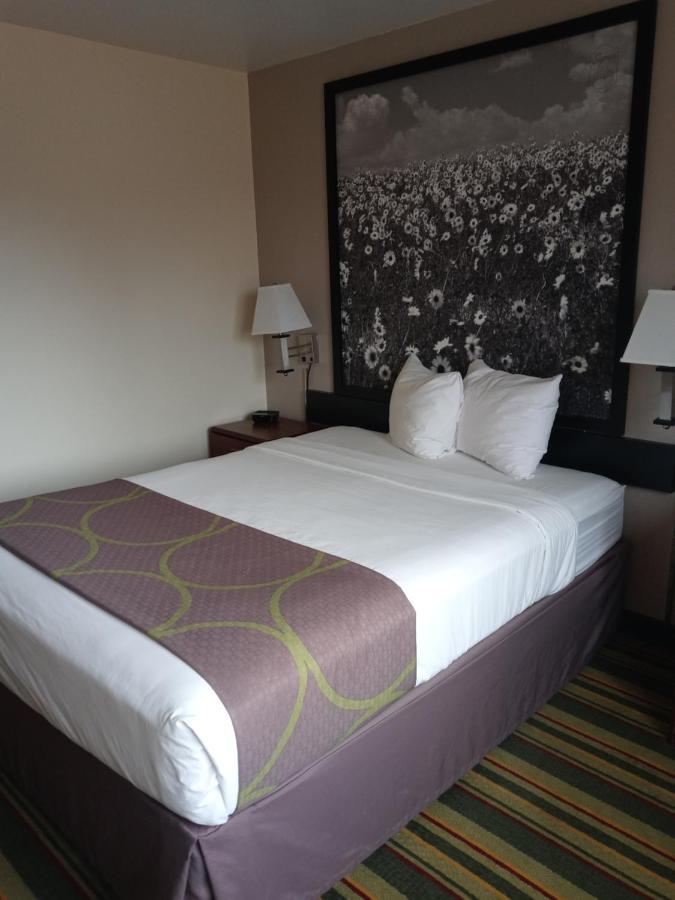 Super 8 By Wyndham Windsor Hotel Buitenkant foto