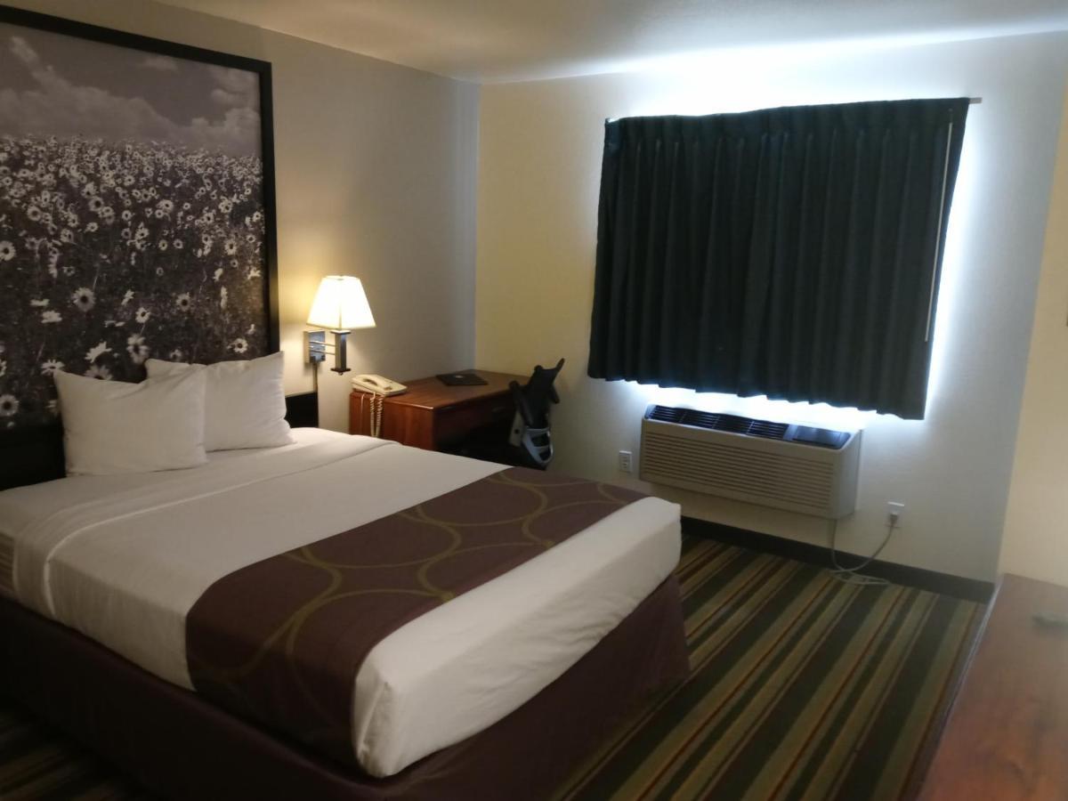 Super 8 By Wyndham Windsor Hotel Buitenkant foto