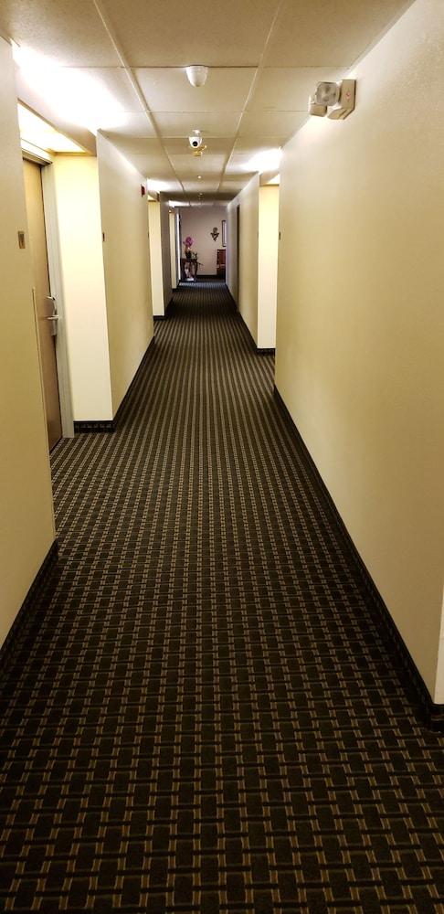 Super 8 By Wyndham Windsor Hotel Buitenkant foto