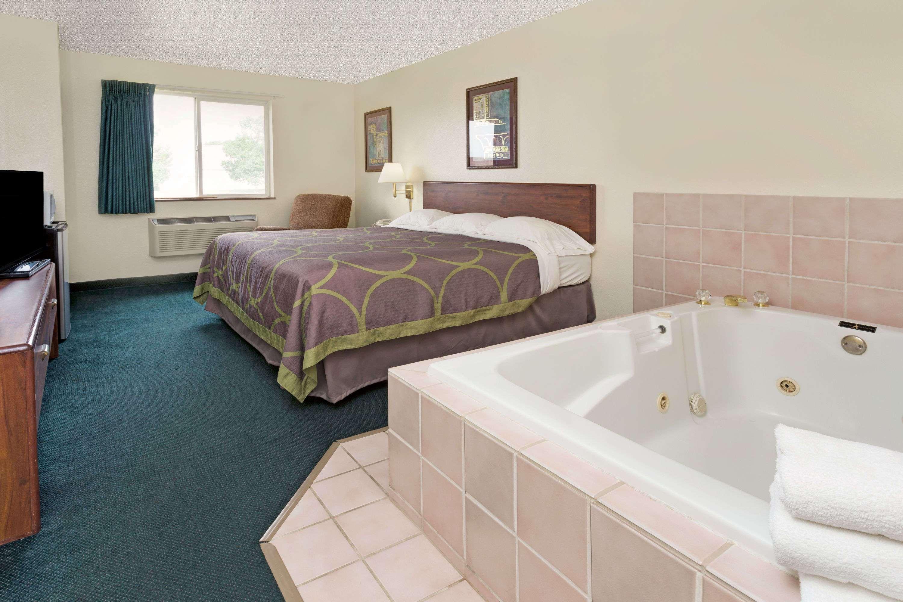 Super 8 By Wyndham Windsor Hotel Buitenkant foto