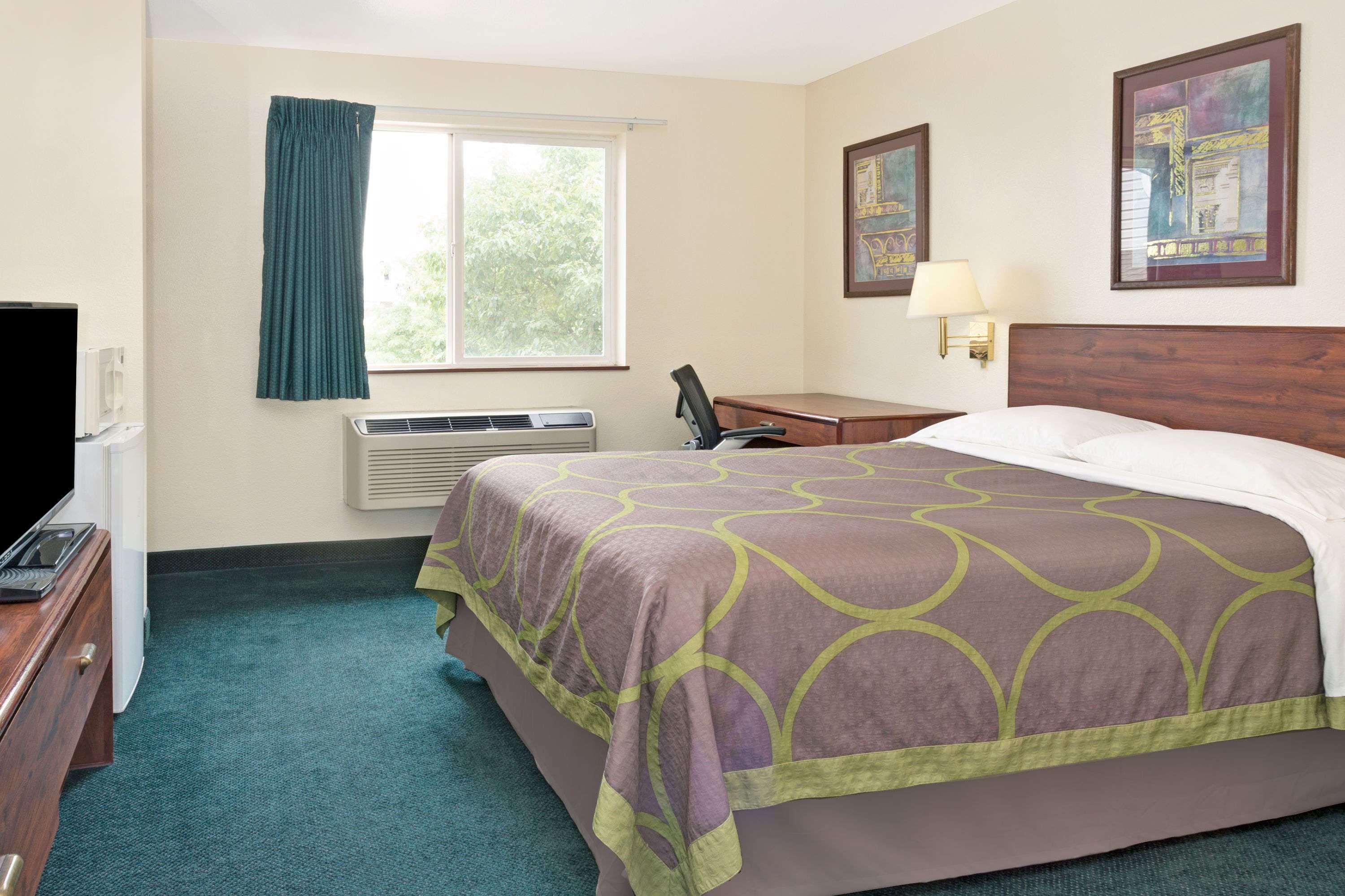 Super 8 By Wyndham Windsor Hotel Buitenkant foto