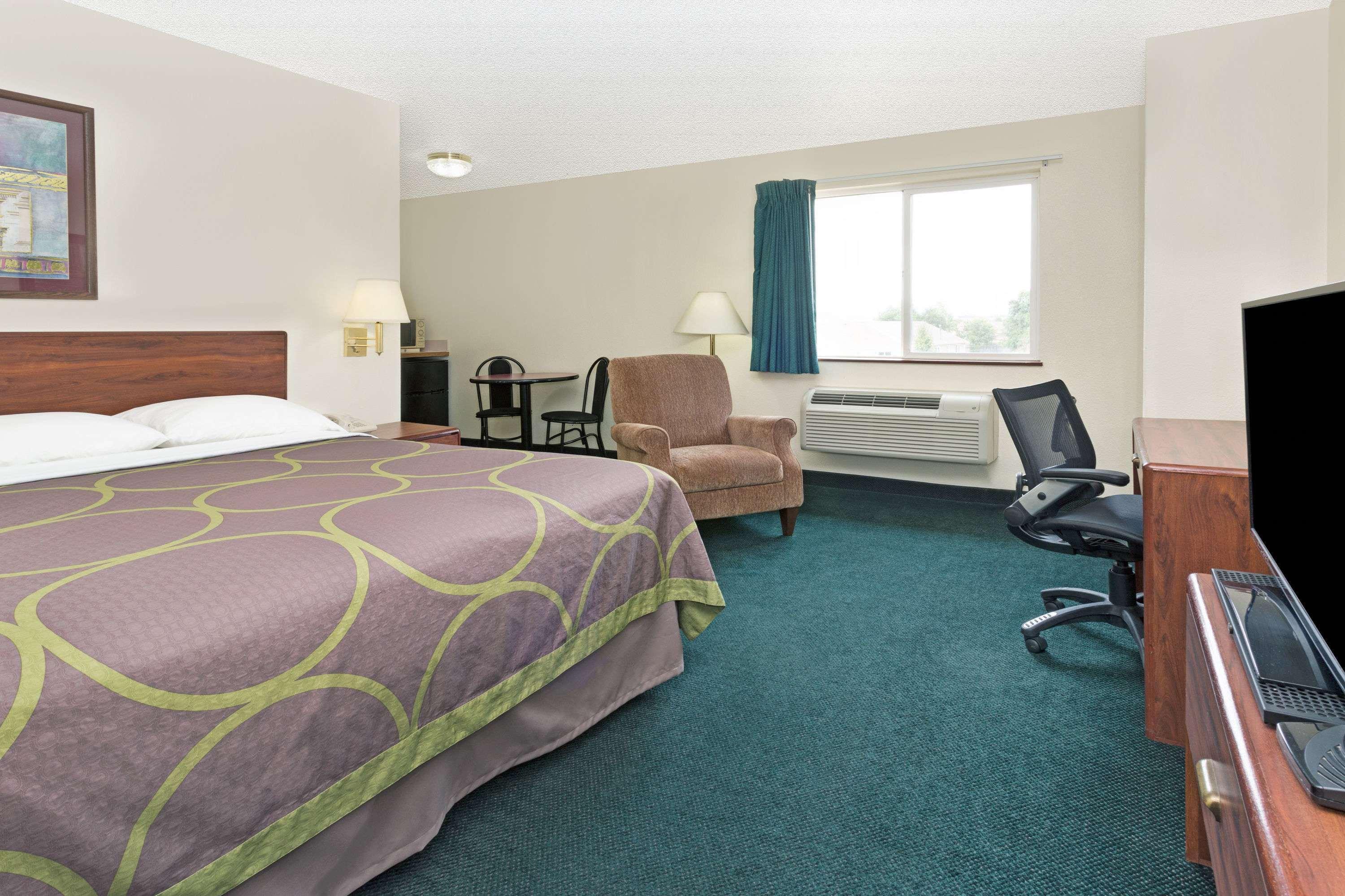 Super 8 By Wyndham Windsor Hotel Buitenkant foto