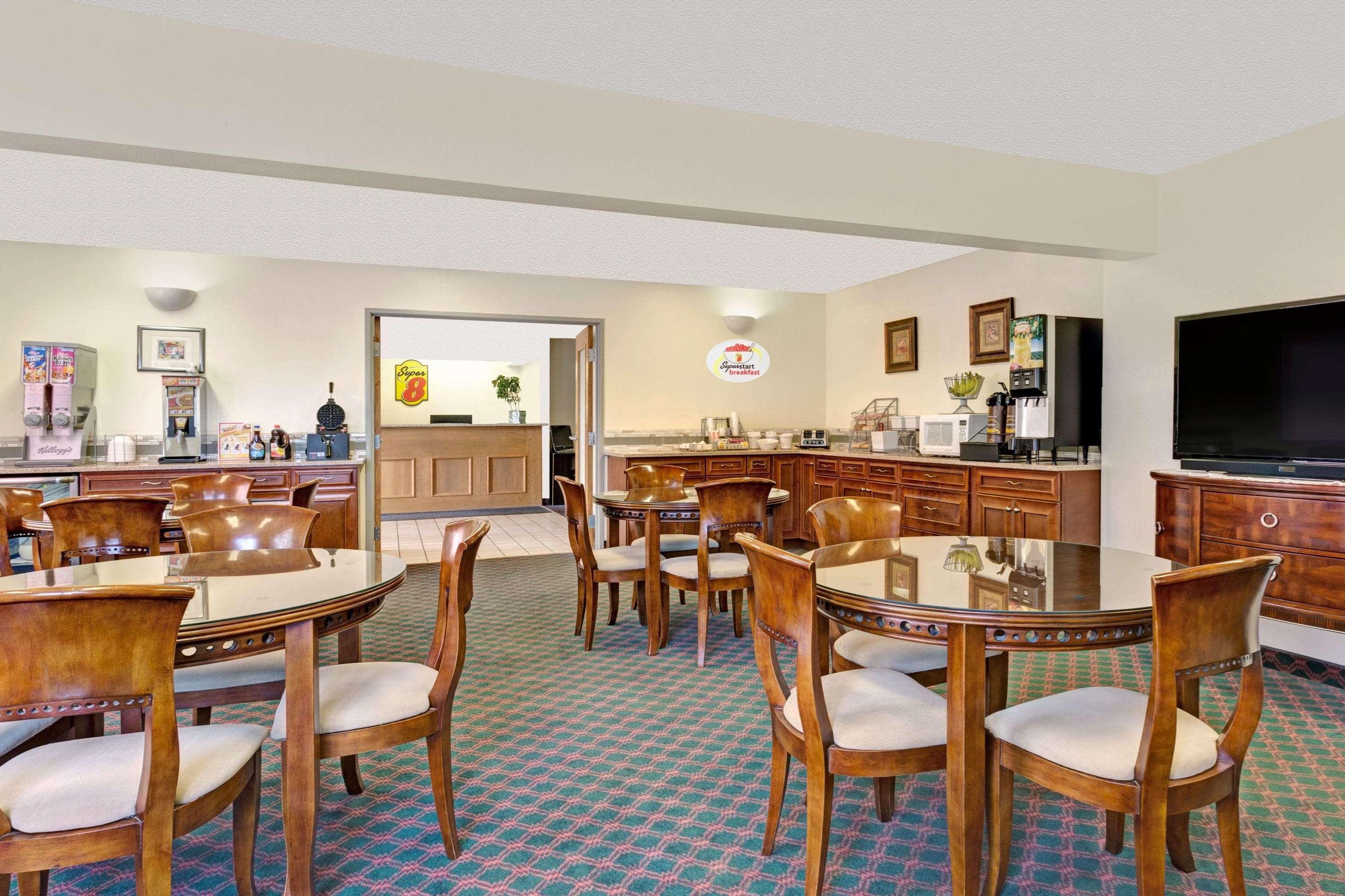 Super 8 By Wyndham Windsor Hotel Buitenkant foto