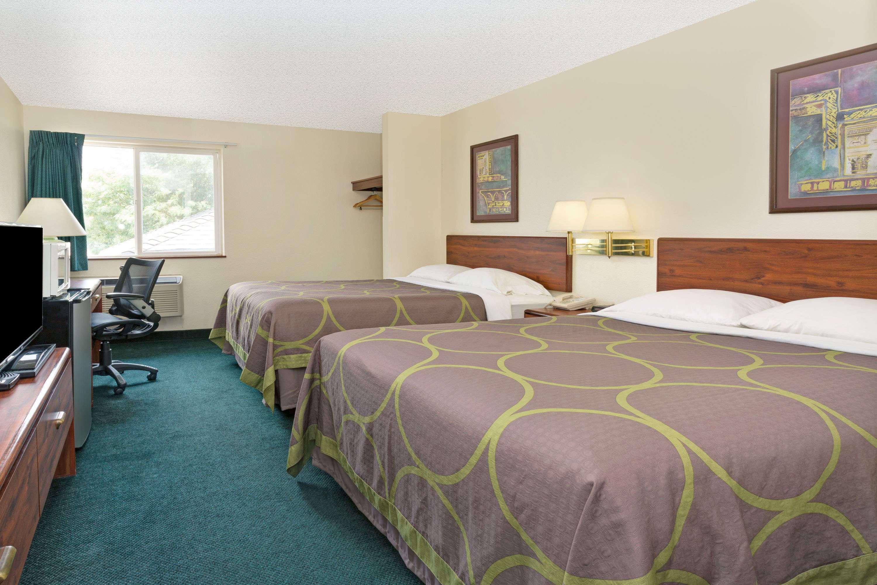 Super 8 By Wyndham Windsor Hotel Buitenkant foto
