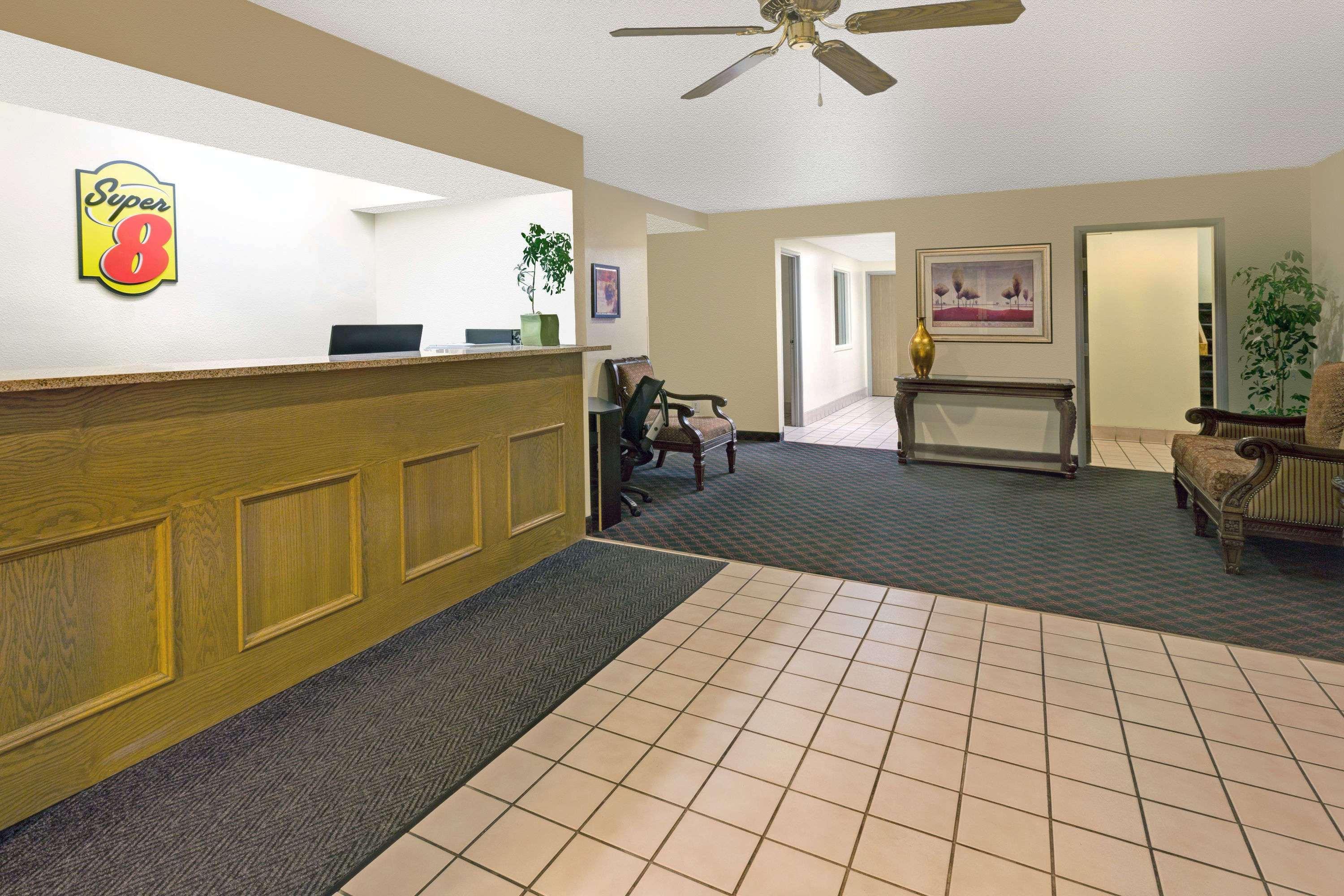 Super 8 By Wyndham Windsor Hotel Buitenkant foto